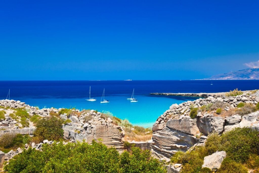 Paysage d’une plage sauvage en Sicile, mer turquoise sous un ciel ensoleillé